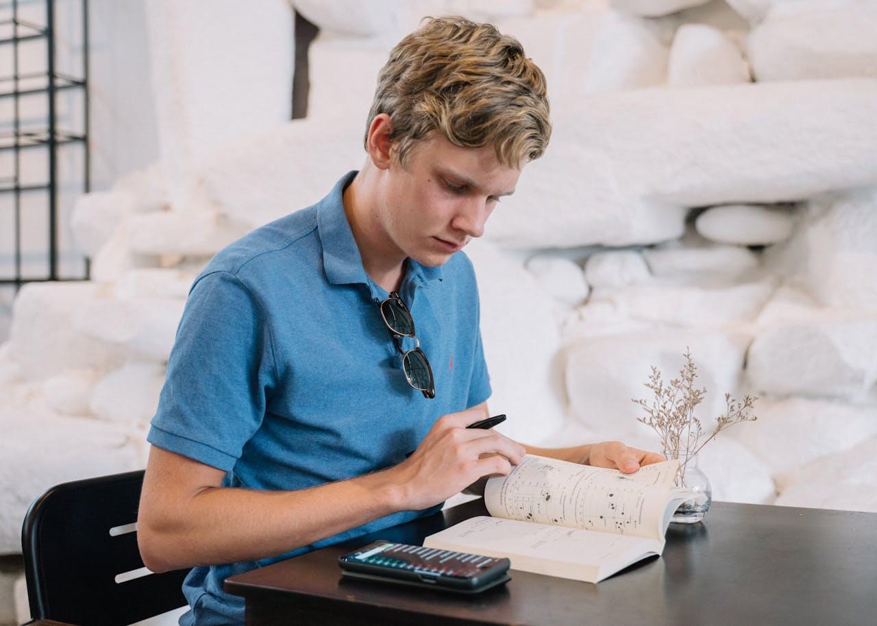 Мужчина читает полезные записи в блокноте